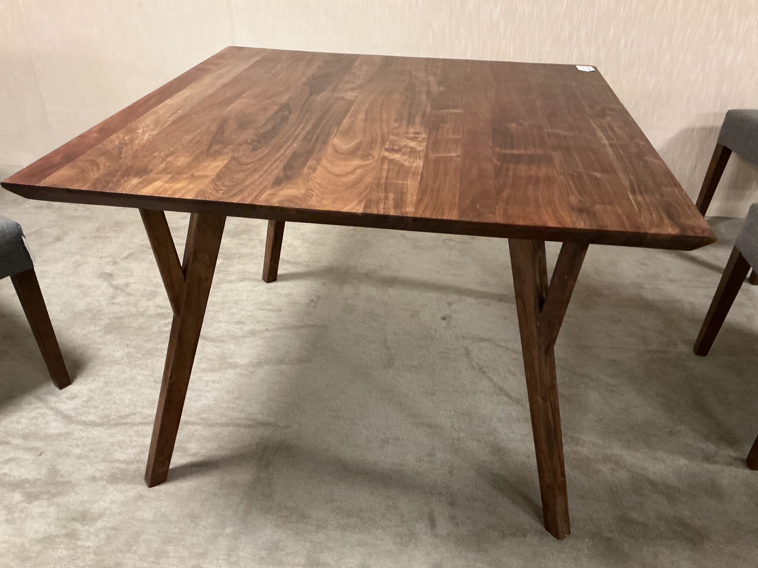 walnut mc square dining table