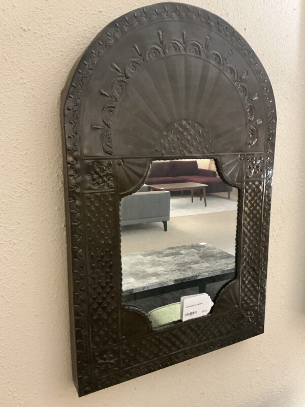 round blk and white wall art