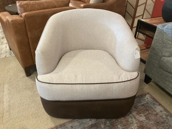 blk and wht swivel chair