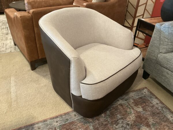 blk and wht swivel chair
