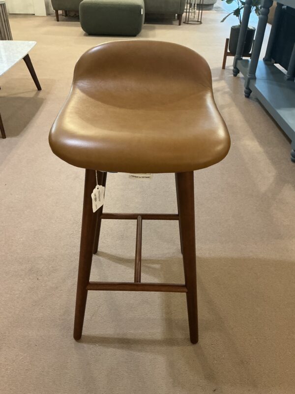 seed toscana tan walnut counterstool
